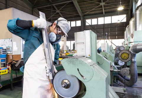 めっき加工前の研磨作業